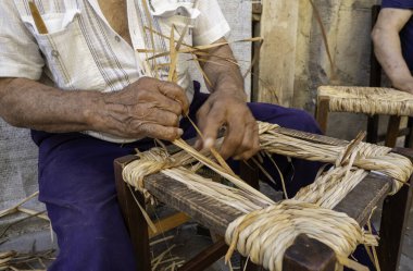 El işçiliği ve sandalye imalatının detayları.
