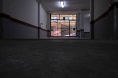 Arabalar için bir garajın iç detayları, inşaat.