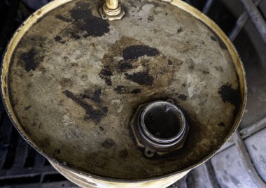 Eski yağ varili, kirlilik ve geri dönüşüm detayları