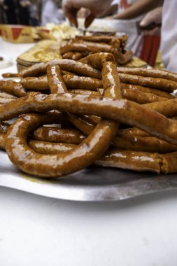 Kızarmış domuz sosisi, kutlama, sağlıksız ve yağlı yiyecekler.