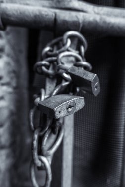 Eski kapıdaki koruma ve güvenlik eşyalarının ayrıntıları