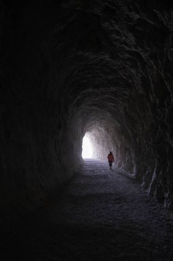 Eski tünelin ayrıntıları kazılarda, dağlardan geçerek.