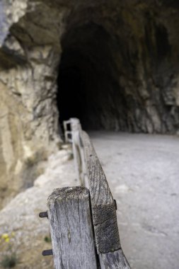 Eski tünelin ayrıntıları kazılarda, dağlardan geçerek.