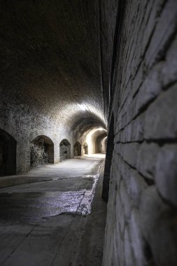 Dağlardan geçen eski yeraltı tünelinin ayrıntıları, ulaşım...