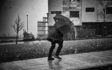 Bir kış günü karın altında yürüyen yaşlıların ayrıntıları