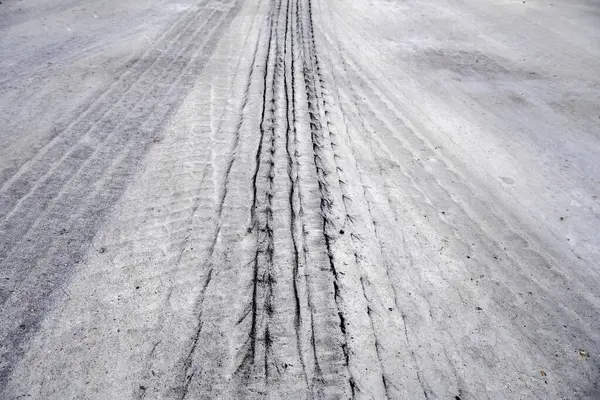 Yol, araç ve taşımacılık tekerlek izleri, frenleme