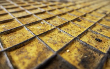 Zamanın akışından dolayı pürüzlü ve paslı bir metal plakanın ayrıntıları