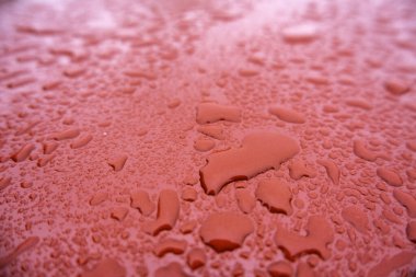 Metal yüzey detayları yağmur suyuyla ıslanmış.