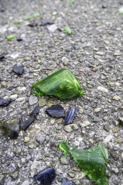 Kırık camlar, vandalizm ve suç detayları