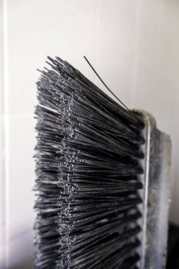 Eski kirli ve hasarlı süpürgenin ayrıntıları