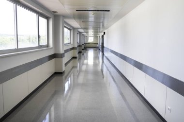Uzun hastane koridoru, hijyen ve sağlık hizmetleri.