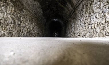 Eski ve terk edilmiş yeraltı tünelinin ayrıntıları, korkunç.