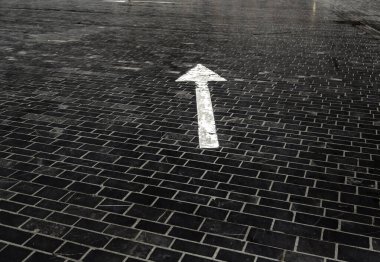 Yoldaki araçlar için yön oku ayrıntıları