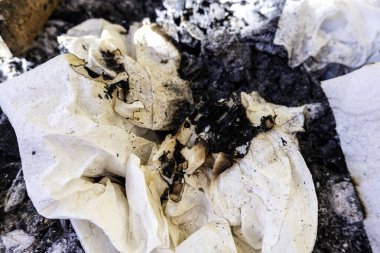 Yangında yanmış kağıt parçaları.