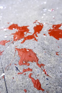 Beton zemindeki boya lekelerinin detayları.