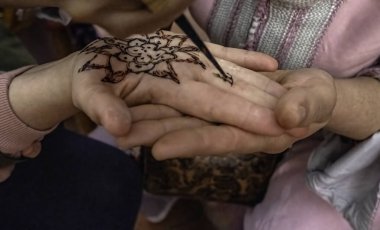 El süslemesinin ayrıntıları kahverengi kınalı, sanat