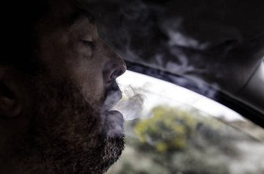 Ağızdan duman çıkaran gençlerin ayrıntıları, bağımlılık, nikotin