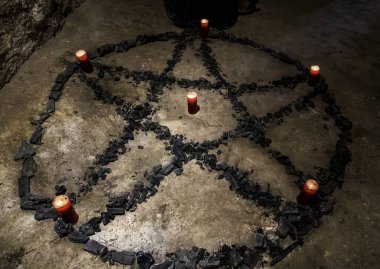 Satanist ayin ve büyücülük detayları, dini inançlar.