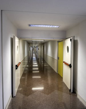 Uzun hastane koridoru, hijyen ve sağlık hizmetleri.