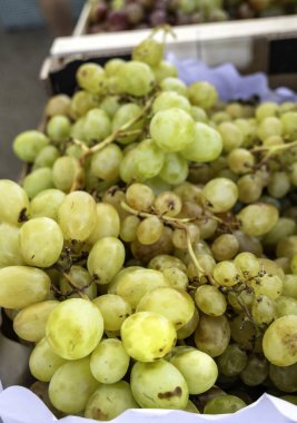 Eski bir pazarda taze meyvenin ayrıntıları