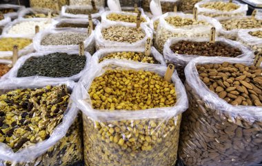 Markette kurutulmuş meyve, sağlıklı yemek, vejetaryen...