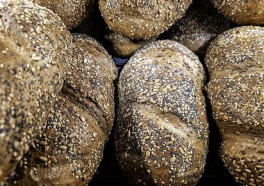 Fırında, yiyecekte ve yiyecekte tam tahıl tohumu ekmeği