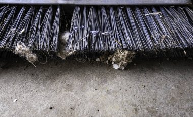 Eski kirli ve hasarlı süpürgenin ayrıntıları