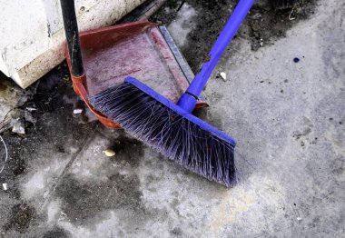 Toprağı süpürmek için eski ve hasarlı süpürgenin ayrıntıları