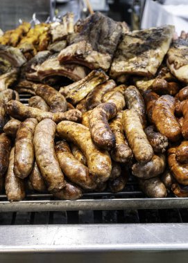 Barbeküde ızgara sosis, İspanya 'da tipik yemek, yiyecek.