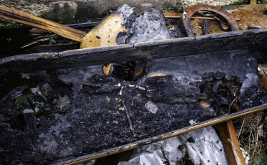 Mezarlıkta, mezarda, mezarda, çiçeklerle birlikte yanmış bir tabut.