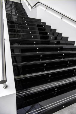 Modern iç merdiven ve mimarinin ayrıntıları