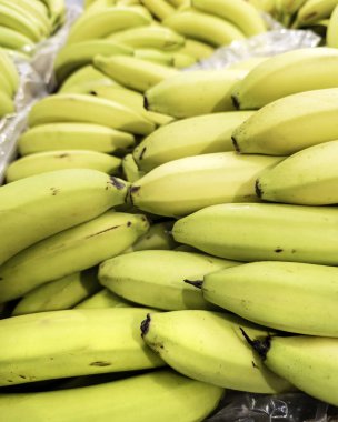 Pazarda satılık muzlar, taze yiyecekler.