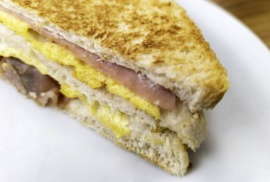 Kızarmış tortilla ve jambonlu sandviç, öğle ve kahvaltı.