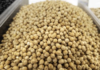 Yiyecek dükkanında çiğ nohut, tarım