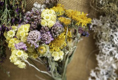 Masa dekorasyonu, buket ve kutlamada kurumuş çiçekler.