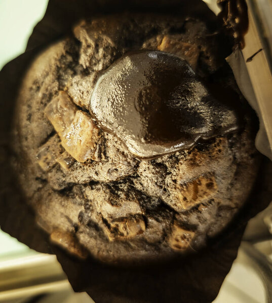 Шоколад и чипсы с кексами в выпечке, десертах