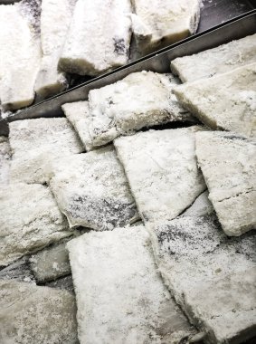 Pazarda kurutulmuş balıkların detayları, yiyecek koruma.