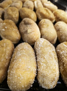 Kremalı ve kremalı çörek, hamur işleri, tatlılar ve tatlılar.