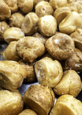 Restoranlarda, tatlılarda ve kutlamalarda profiteroller kremayla dolu.