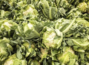 Yiyecek pazarında karnabahar, meyve ve sebze, beslenme