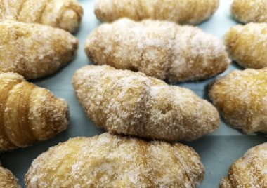 Kremalı ve kremalı çörek, hamur işleri, tatlılar ve tatlılar.