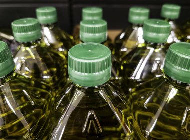 Süpermarketlerde, ticarette ve üretimde yağ şişeleri pişirmek