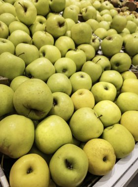 Eski bir şehir pazarında taze meyve ayrıntıları