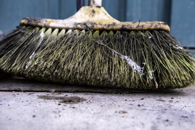 Eski kirli ve hasarlı süpürgenin ayrıntıları