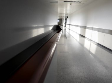 Uzun hastane koridoru, hijyen ve sağlık hizmetleri.