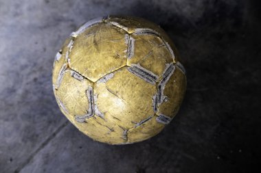 Sokakta yatan eski futbol topu, spor ve egzersiz
