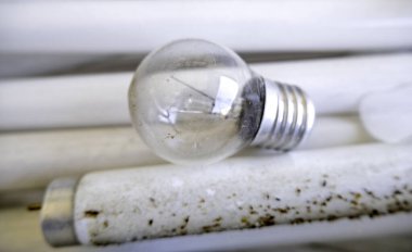 Kırık ve hasarlı ampullerin ayrıntıları, geri dönüşüm