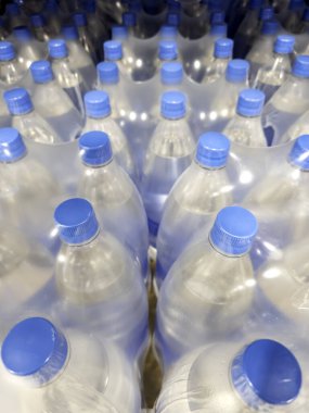 Süpermarkette bir şişe kaynak suyu, kuraklık ve alışveriş