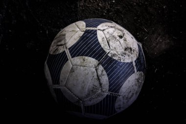 Sokakta yatan eski futbol topu, spor ve egzersiz