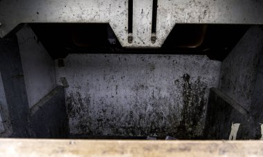 İçerideki kirli ve bozulmuş çöp konteynırları, iklim değişikliği ve ekosistem